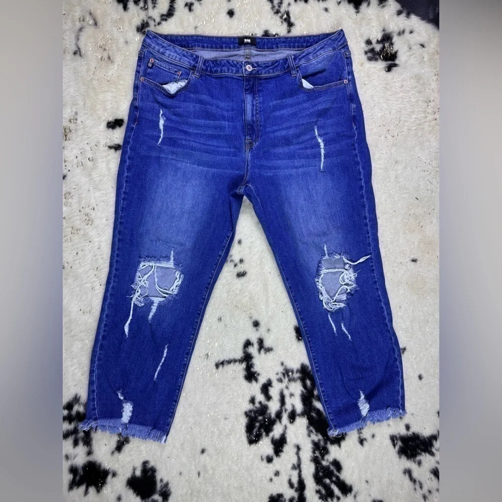 Women’s Medium Wash High Rise Distressed Raw Hem Straight Denim jeans